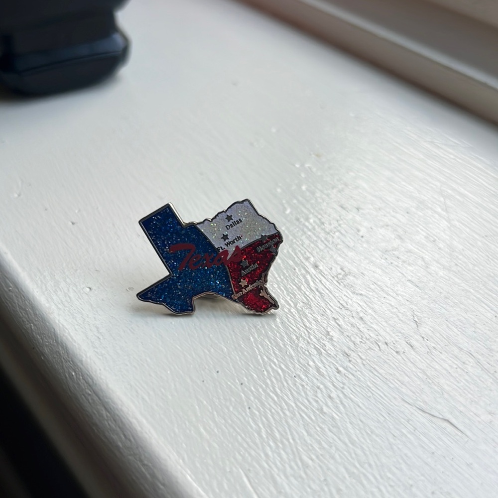 TEXAS RED WHITE AND BLUE COLLECTOR PIN